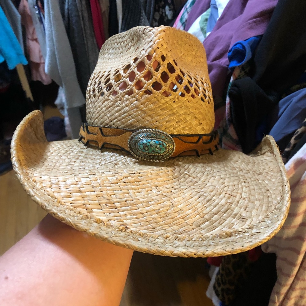 Good used condition.  Leather tassel Shady Brady straw western womens hat.